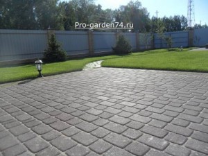 Тротуарная плитка и газон
